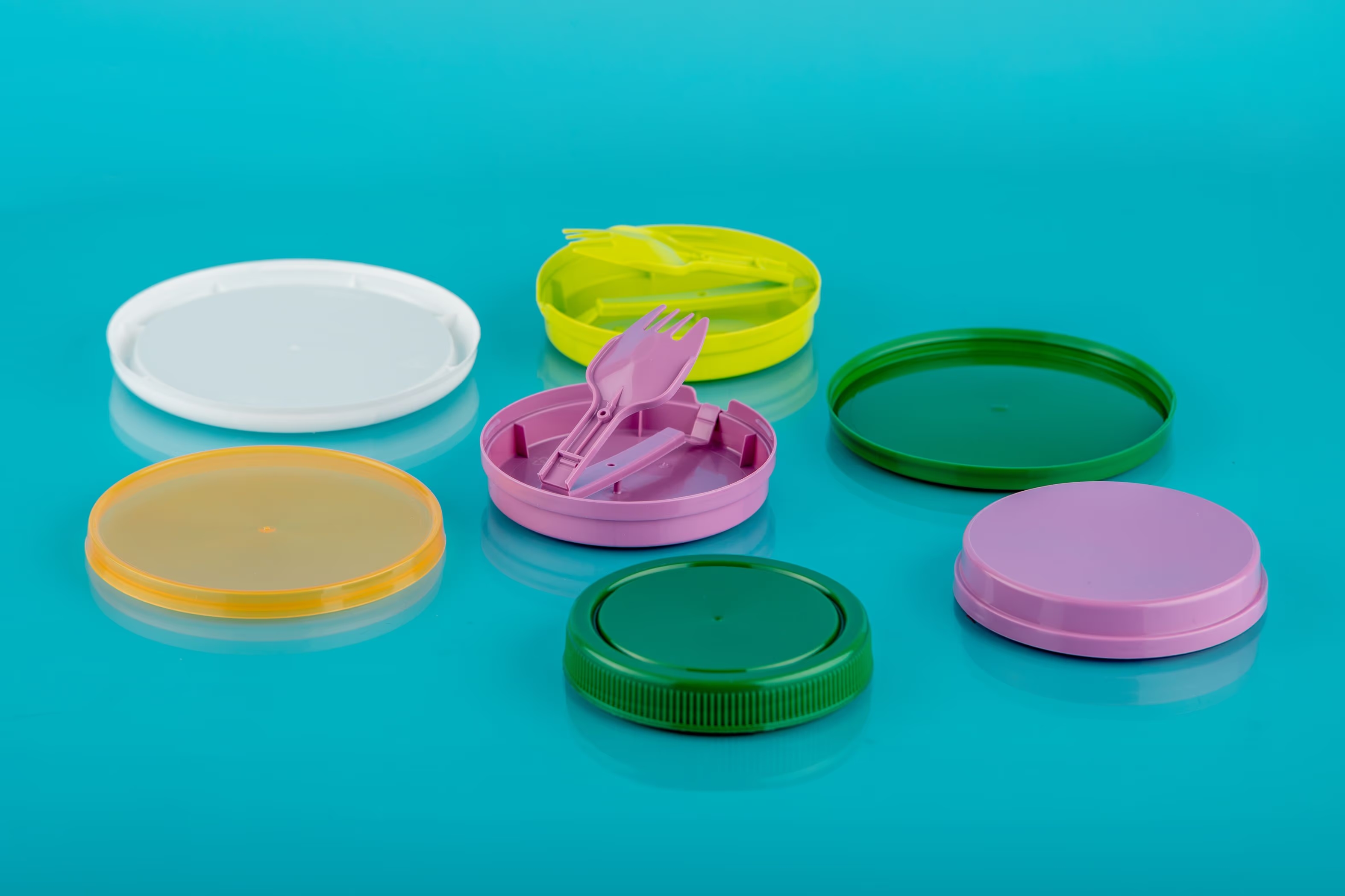 ฝาและฝาปิดพลาสติกที่ผลิตด้วยกระบวนการฉีดขึ้นรูป