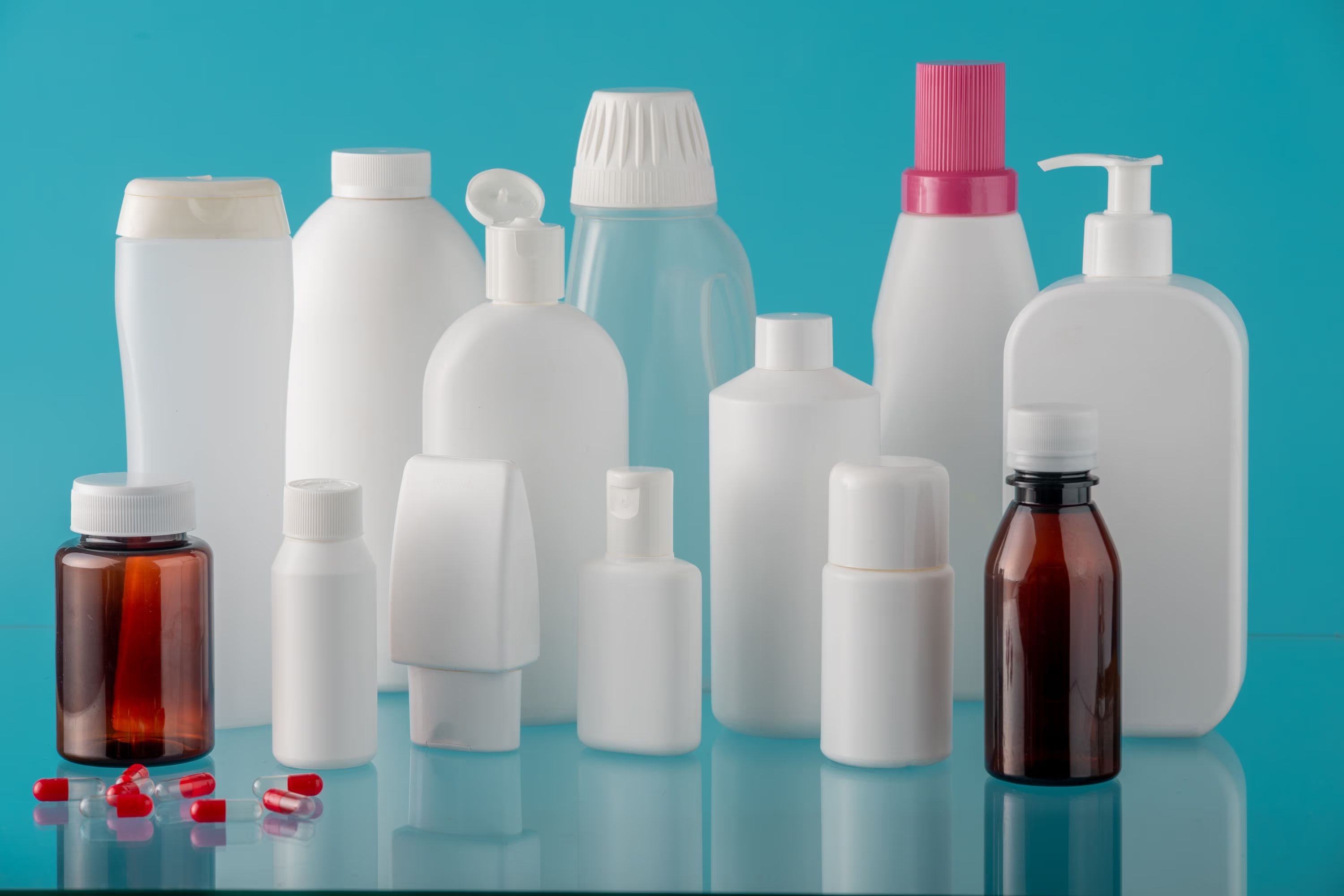 Rigid plastic packaging made with recycled materials from PIR and PCR sources